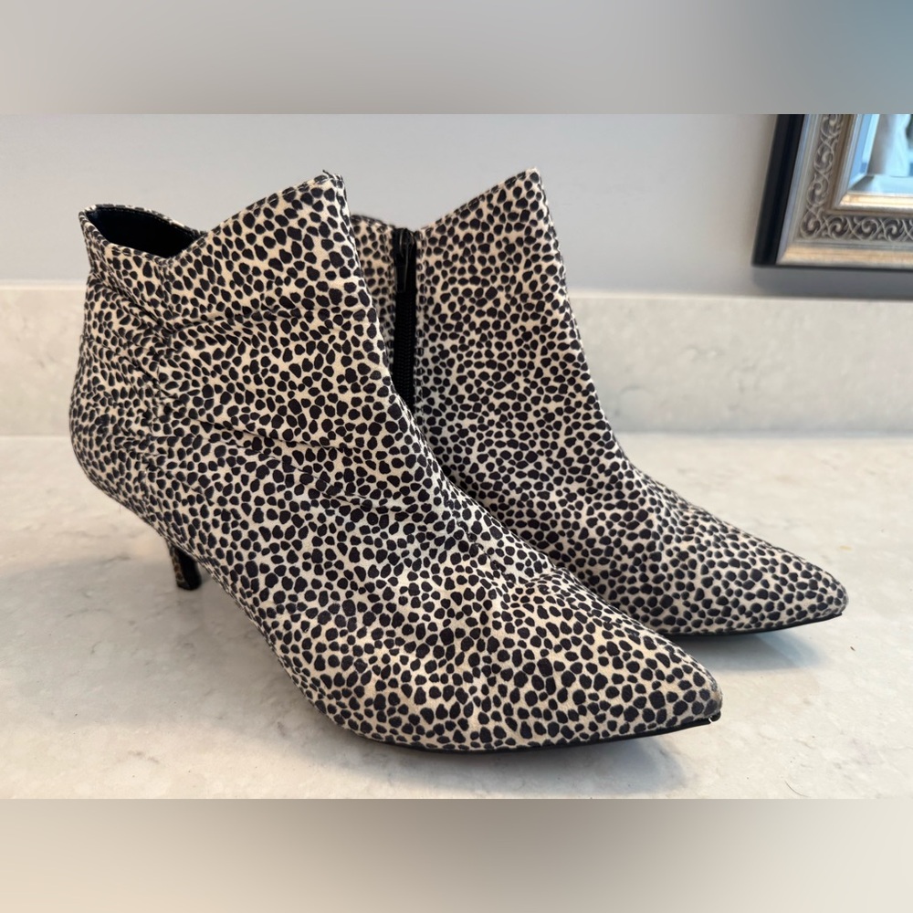 Kelly & Katie Black and Cream Patterned Ankle Boots, sz. 10